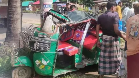 নোয়াখালীতে আইল্যান্ডে ধাক্কা সিএনজি অটোরিকশার, শিশু নিহত