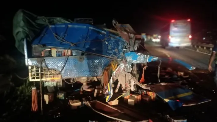 ঢাকা-মাওয়া এক্সপ্রেসওয়েতে বাস-ট্রাক সংঘর্ষ, নিহত ৪