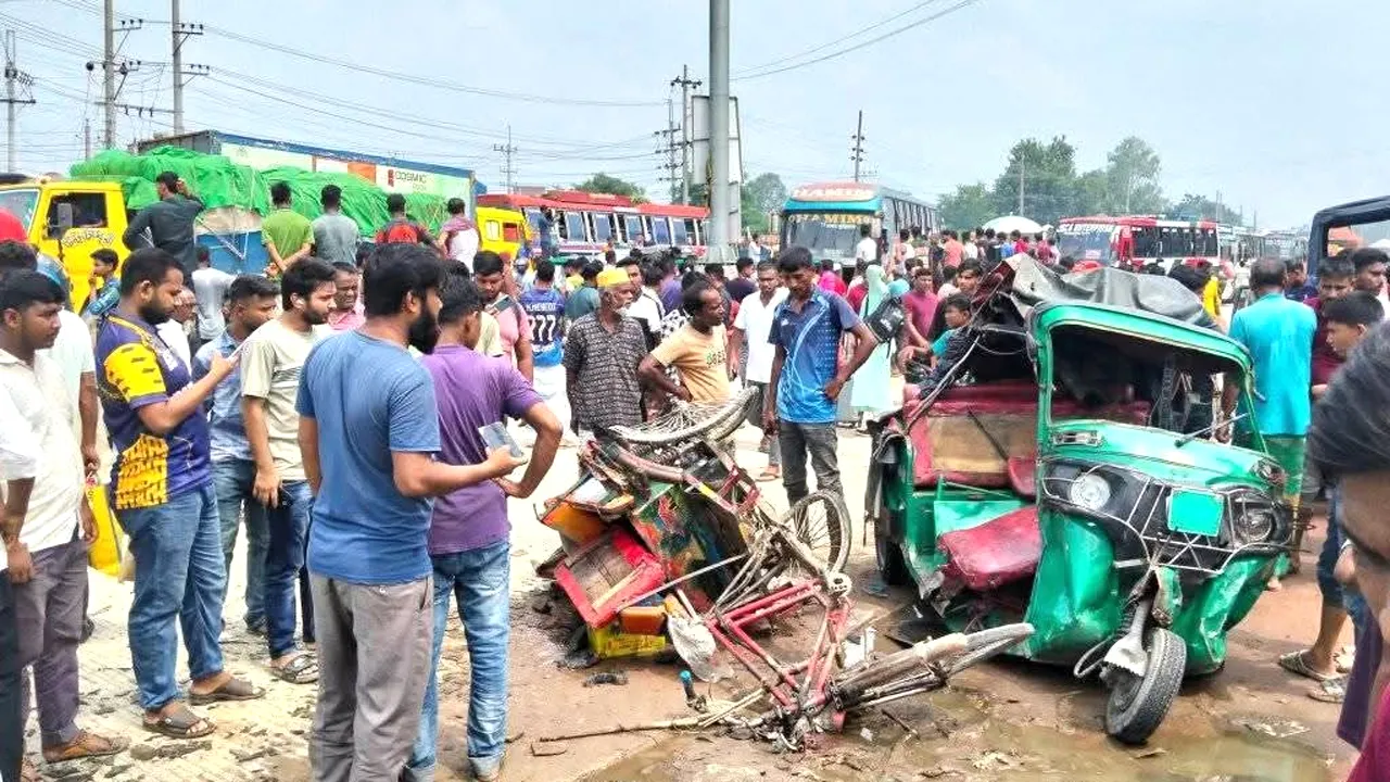 বগুড়ায় বাসের চাপায় একসাথে নিহত ২ ভাই