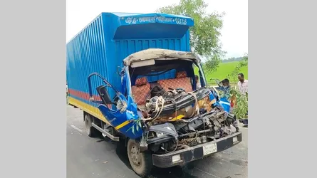নবাবগঞ্জে ট্রাক ও কাভার্ড ভ্যানের সংঘর্ষে নিহত চালক