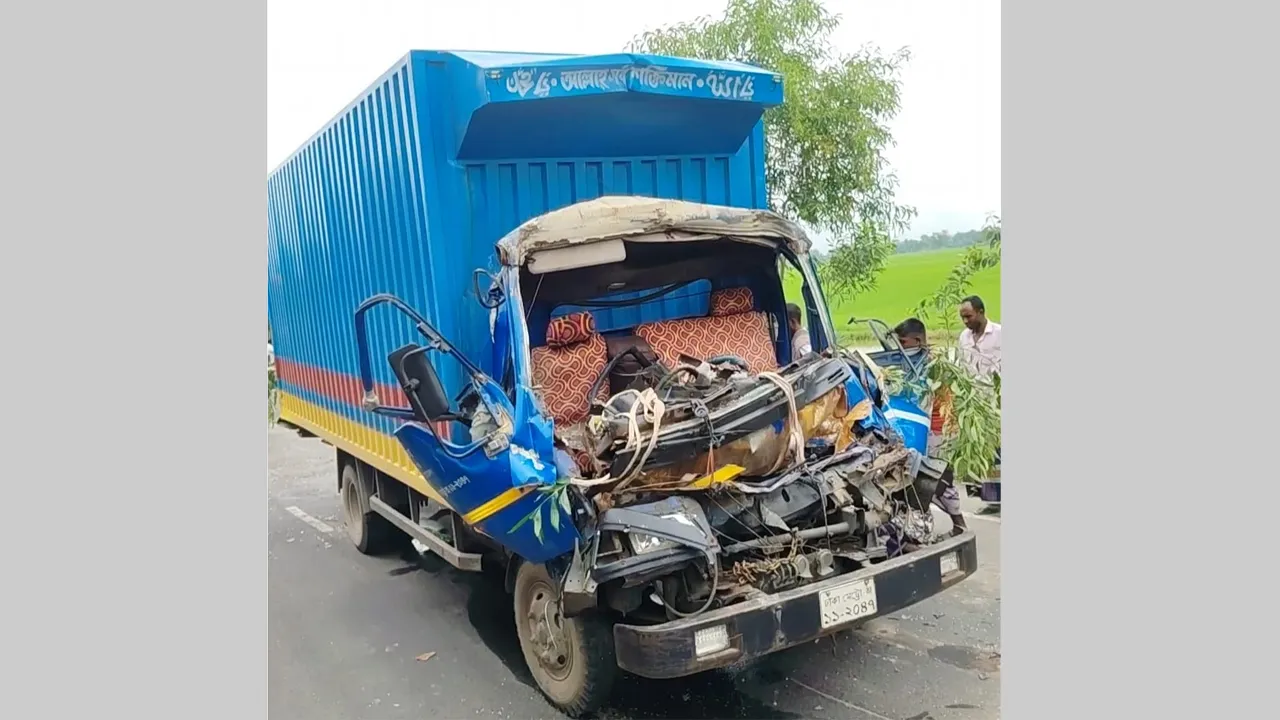 নবাবগঞ্জে ট্রাক ও কাভার্ড ভ্যানের সংঘর্ষে নিহত চালক