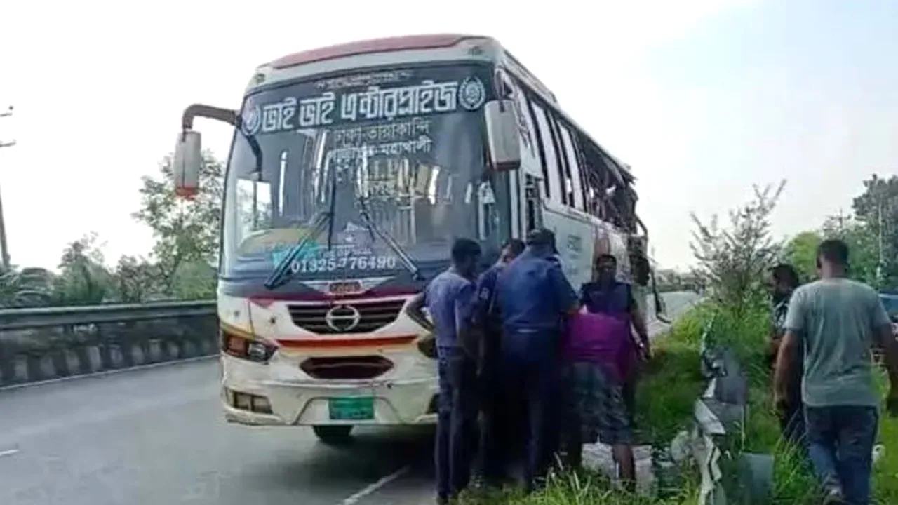 টাঙ্গাইলে বাস-ট্রাক সংঘর্ষে নিহত ৩