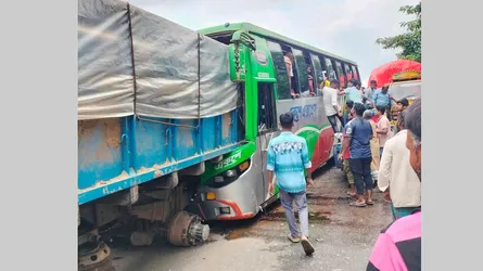 নোয়াখালীতে সড়ক দুর্ঘটনায় বাসচালক নিহত, আহত ১২