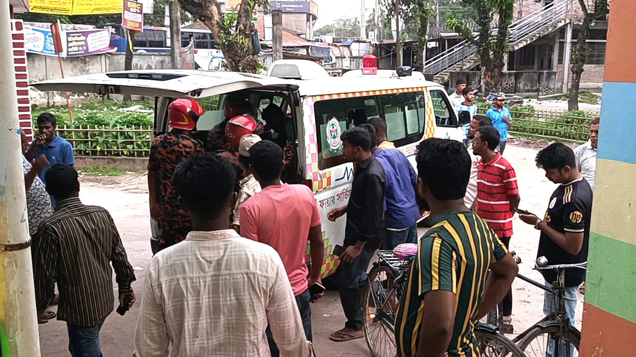 হাতিবান্ধায় সড়ক দুর্ঘটনায় ২ যুবক নিহত