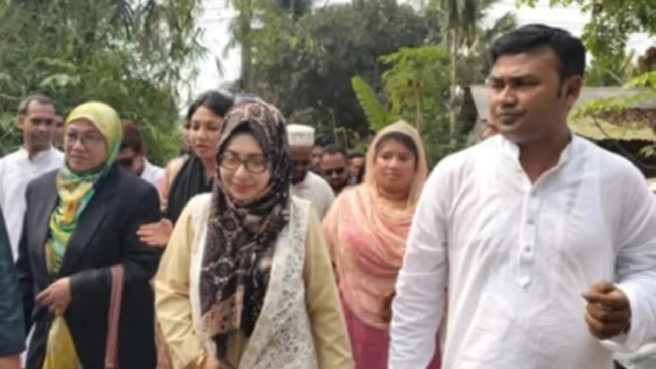 বরগুনায় ধর্ষিতার বাবা নিহত মন্টু দাস পরিবারের পাশে আফরোজা আব্বাস