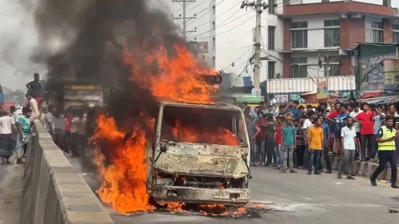মহাসড়কের লাইনের গ্যাস লিকেজ থেকে যাত্রীবাহী মিনি ট্রাকে আগুন