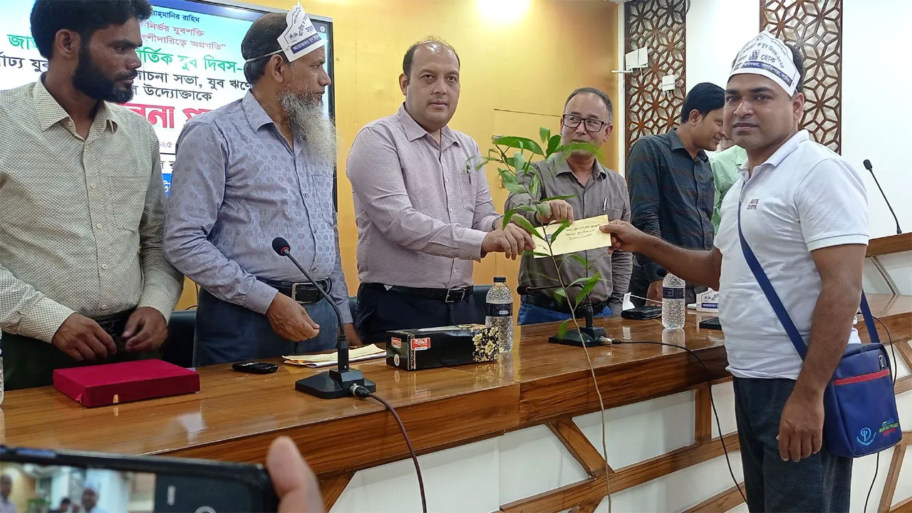 বাগাতিপাড়ায় যুব দিবসের অনুষ্ঠানে নিষিদ্ধ আকাশমনি গাছের চারা বিতরণ