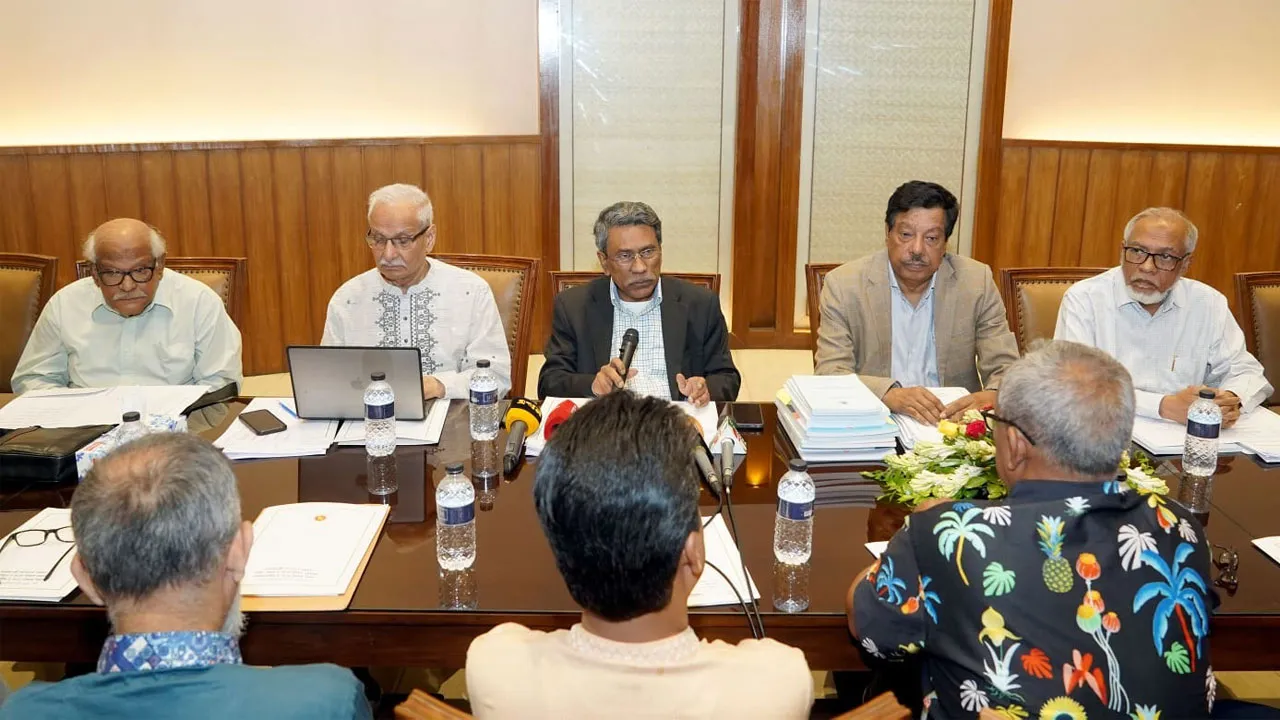 ফ্যাসিস্ট সরকারের পলায়নের পর এখন গণতন্ত্র প্রতিষ্ঠা করতে হবে : আলী রীয়াজ