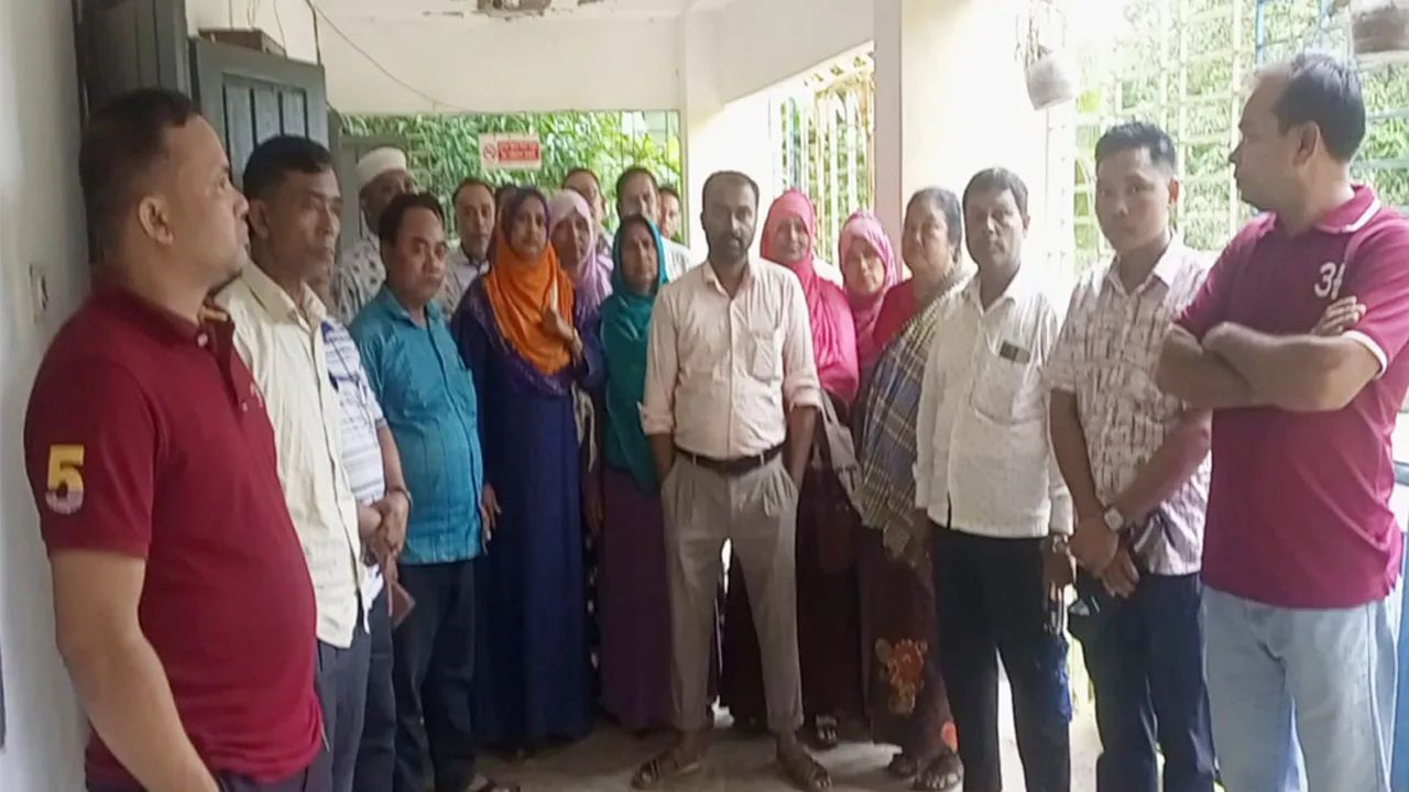 আলীকদমে পিআইওর বিরুদ্ধে চেয়ারম্যান-মেম্বারদের অবস্থান কর্মসূচি