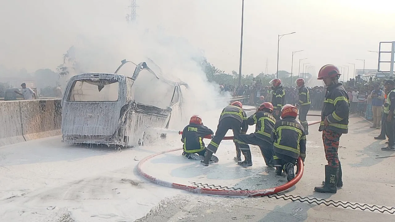 ঢাকা-মাওয়া এক্সপ্রেসওয়েতে চলন্ত অ্যাম্বুলেন্সে আগুন