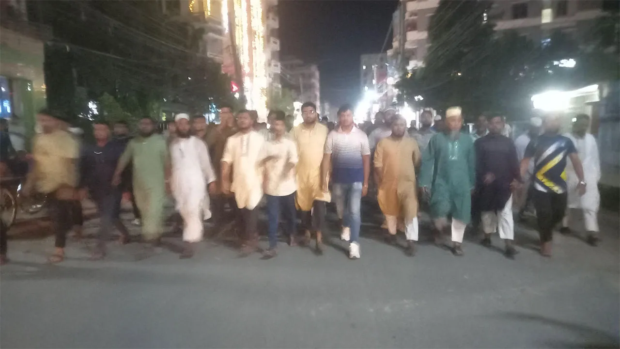 মুফতি আমির হামজার গাড়িতে হামলার প্রতিবাদে বিক্ষোভ