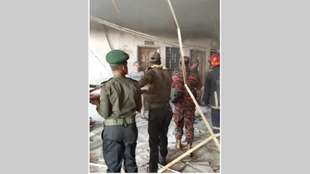 বাংলাদেশ মেডিক্যাল বিশ্ববিদ্যালয়ে আগুন নিয়ন্ত্রণে আনসার সদস্যদের সাহসী ভূমিকা