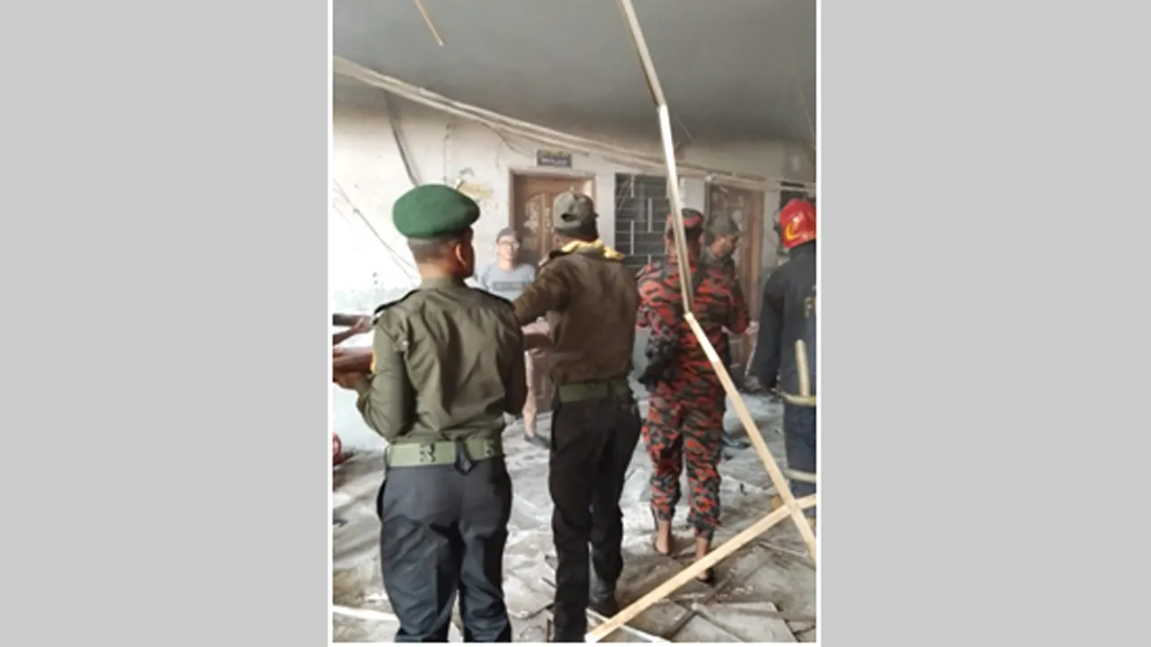 বাংলাদেশ মেডিক্যাল বিশ্ববিদ্যালয়ে আগুন নিয়ন্ত্রণে আনসার সদস্যদের সাহসী ভূমিকা