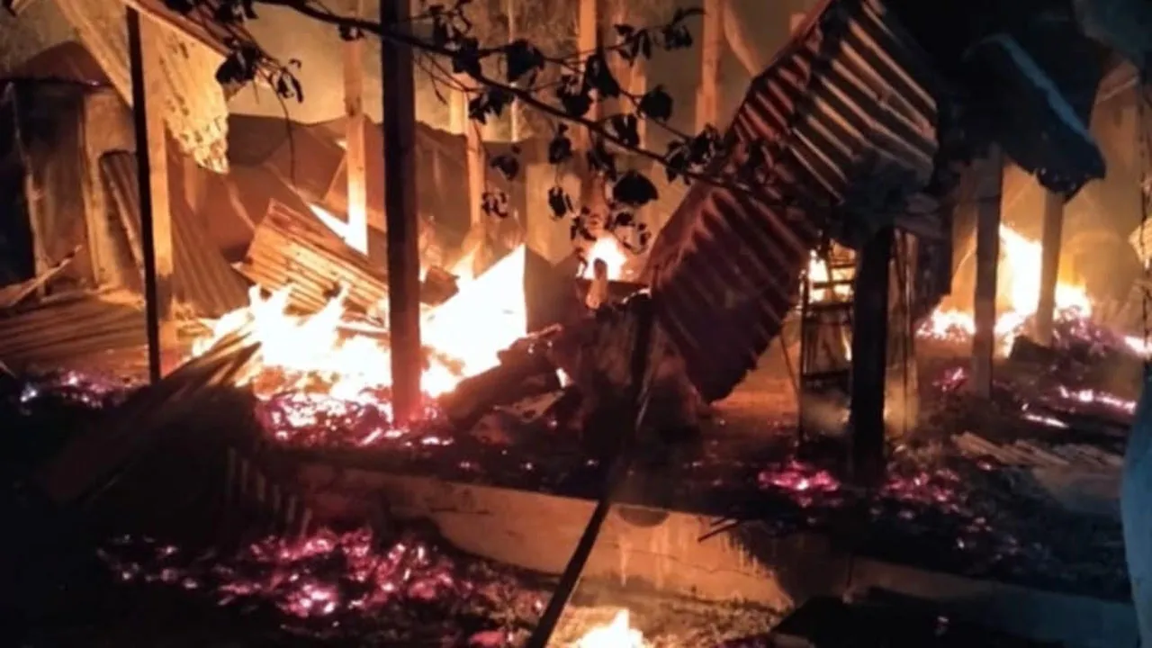 পাওনা টাকা চাওয়ায় খুন : জড়িতদের বসতঘর জ্বালিয়ে দিলো জনতা