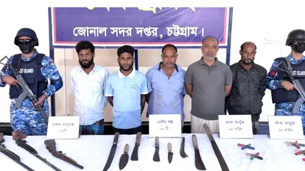 বাঁশখালীতে অস্ত্রসহ ৫ সন্ত্রাসী আটক