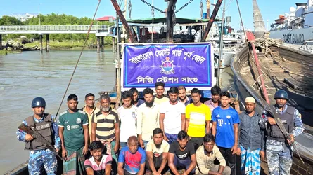 চট্টগ্রাম বহিঃনোঙ্গরে আর্টিসানাল ট্রলিং বোট ও জালসহ ১৮ জেলে আটক