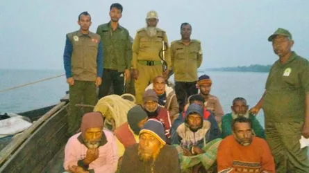 সুন্দরবনের নিষিদ্ধ খালে মাছ ধরার অভিযোগে আটক ১০ জেলে