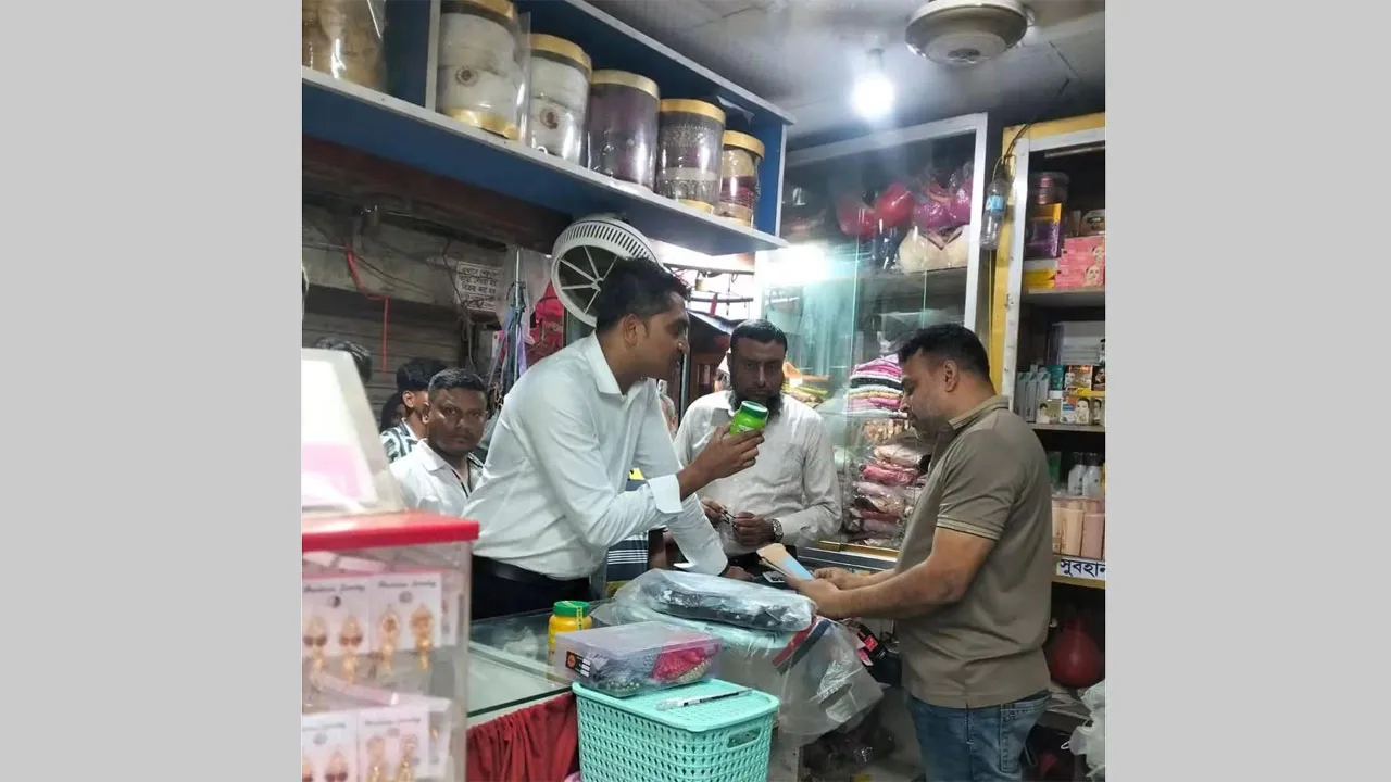 আড়াইহাজারে ট্রেড লাইসেন্স না থাকায় ৮৯ দোকানিকে জরিমানা