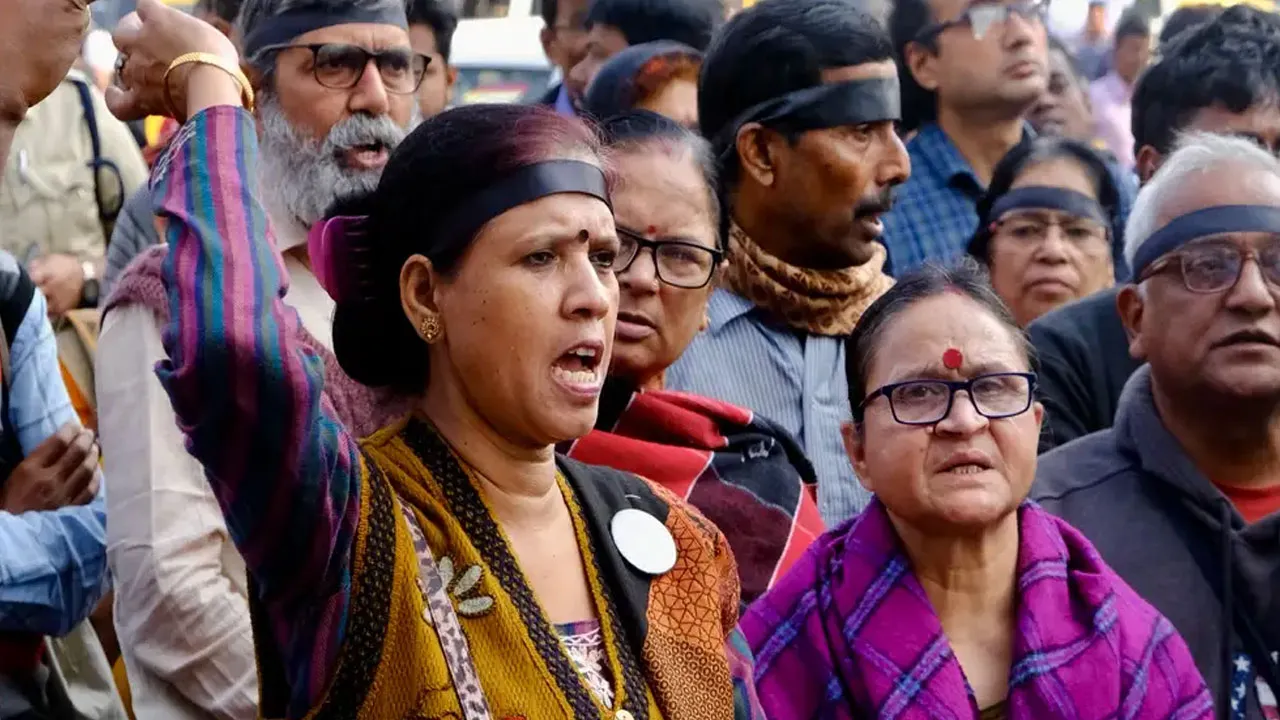 আরজি কর কাণ্ডের এক বছর : ন্যায়ের দাবিতে বিক্ষোভে অভয়ার বাবা-মা