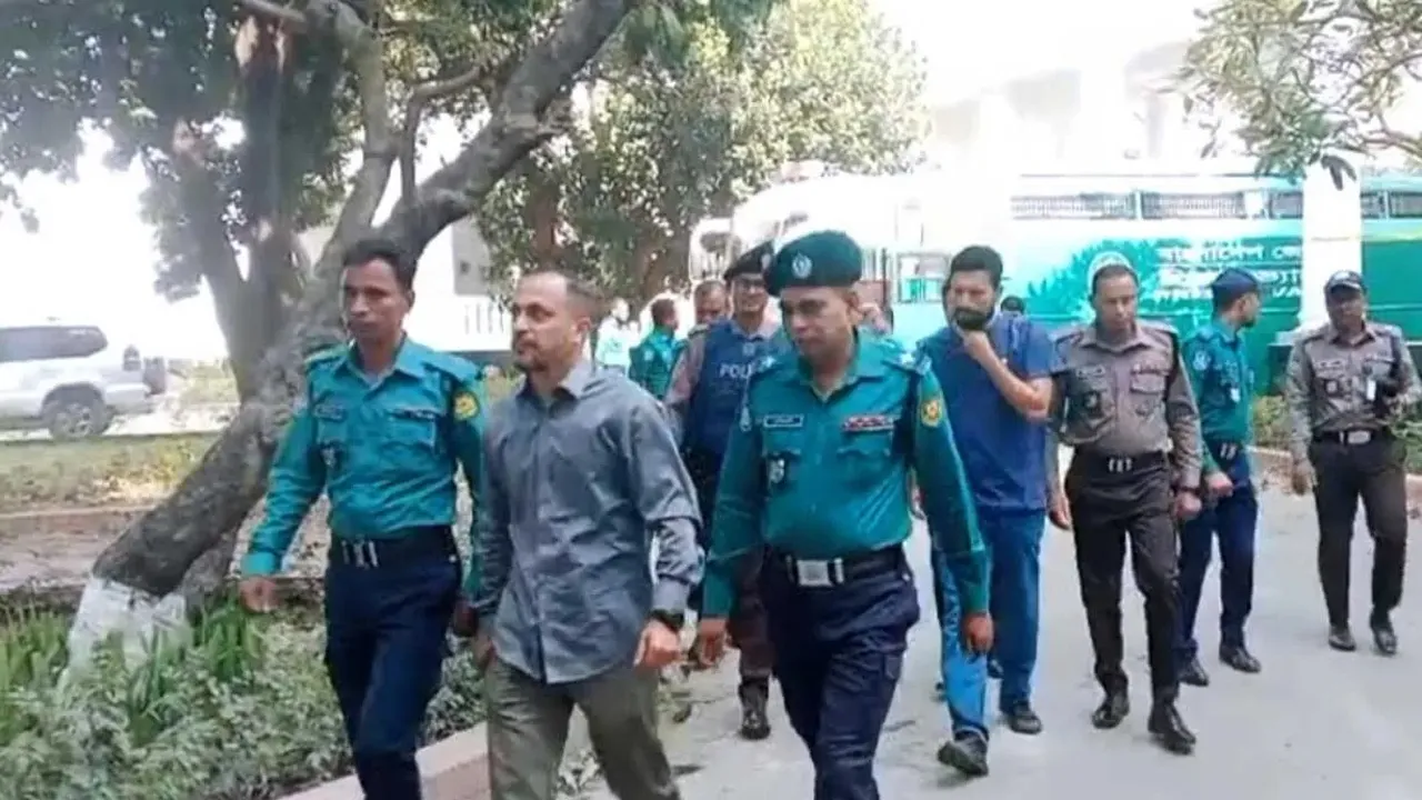 ট্রাইব্যুনালে হাজির দুই সেনা কর্মকর্তা