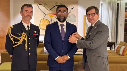 বাংলাদেশী সেনা কর্মকর্তাকে সম্মানসূচক পদক প্রদান করল ফরাসি সরকার