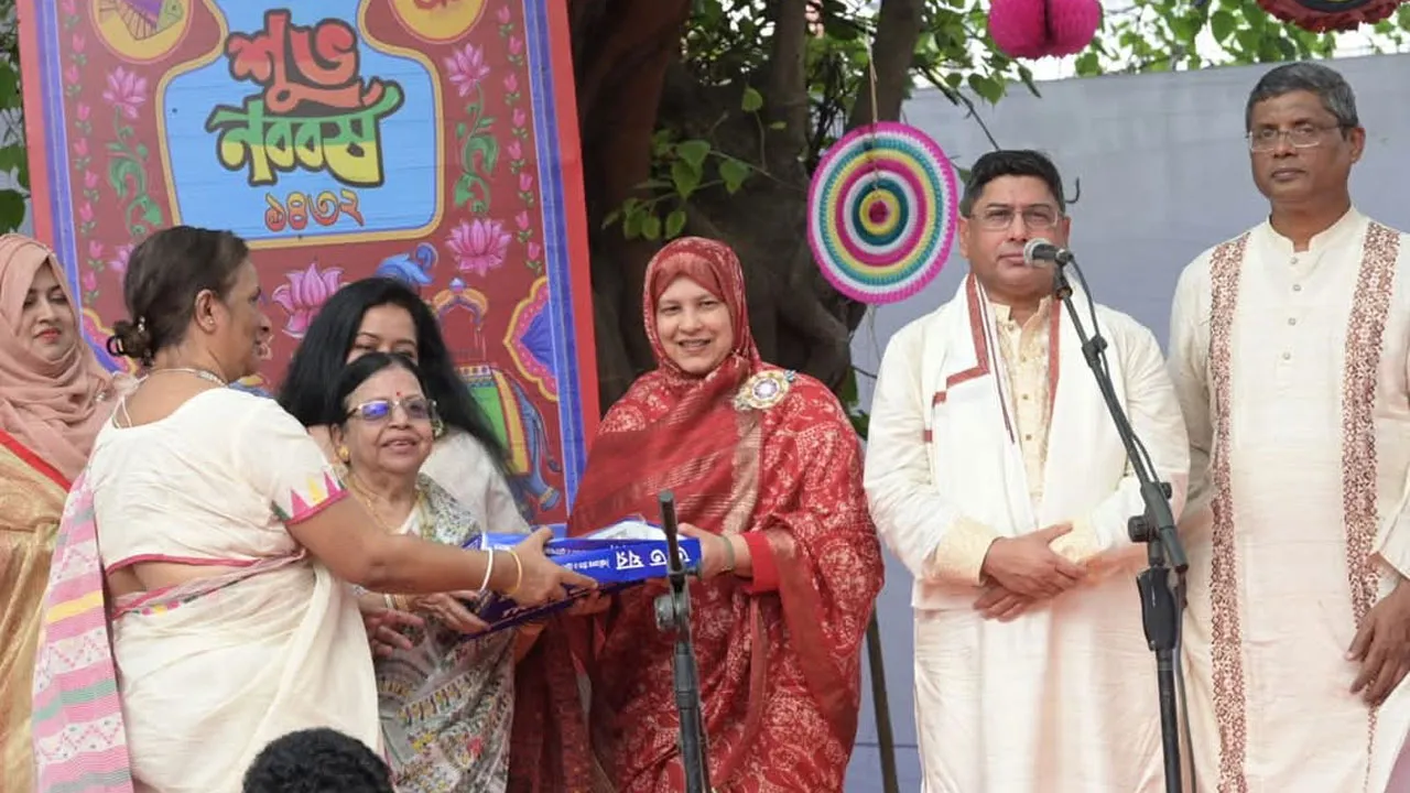 ঢাকেশ্বরী মন্দির পরিদর্শন করলেন সেনাপ্রধান