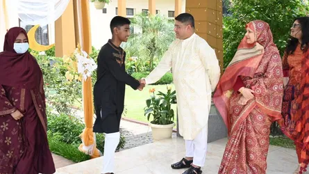 বাহিনীর বিভিন্ন পর্যায়ের সদস্য ও তাদের পরিবারবর্গের সাথে ঈদ শুভেচ্ছা বিনিময় সেনাপ্রধানের
