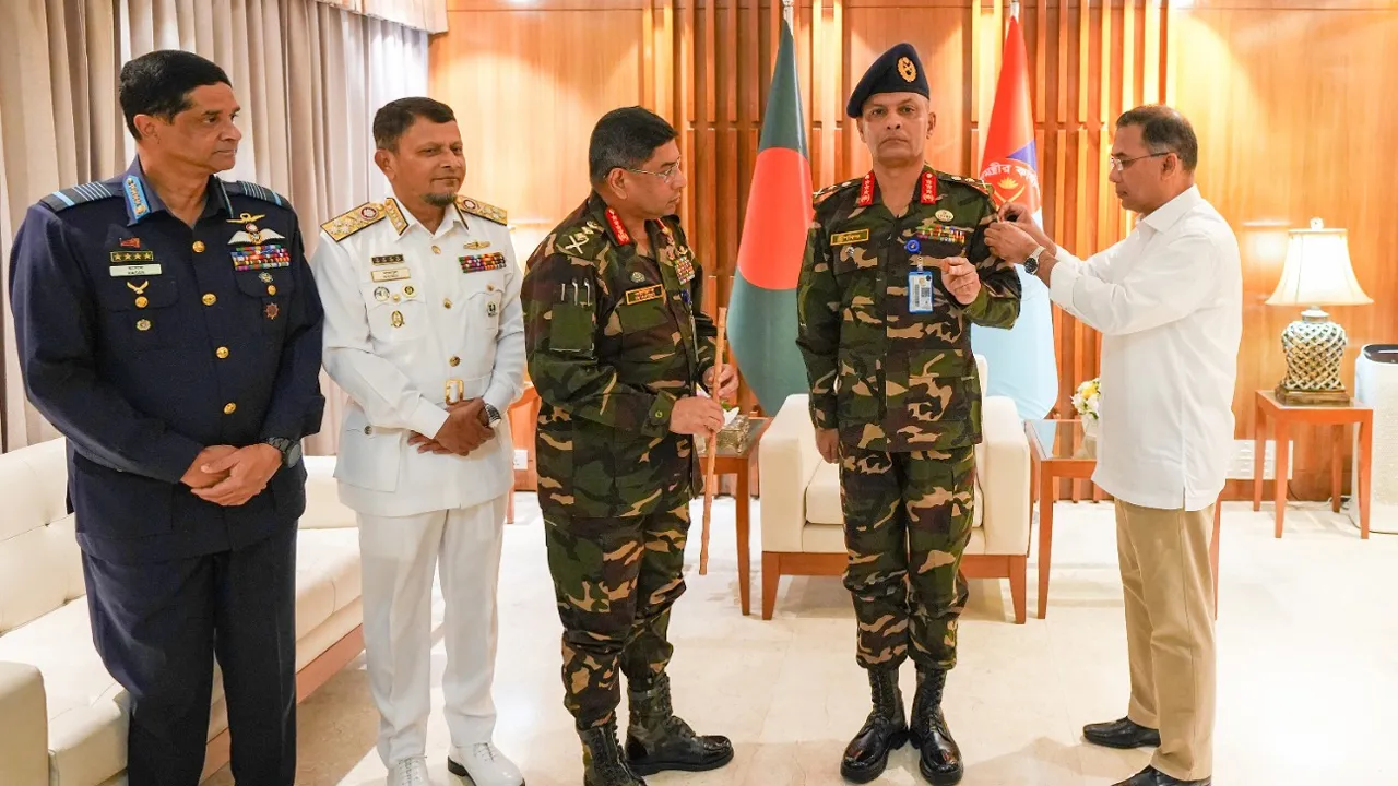 লেফটেন্যান্ট জেনারেল মীর মুশফিকুরকে র‍্যাংক ব্যাজ পরালেন প্রধানমন্ত্রী