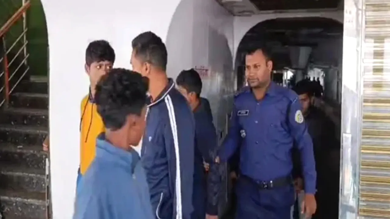 ঝালকাঠিতে অ্যাডভেঞ্চার-৯ লঞ্চ জব্দ, আটক ৪