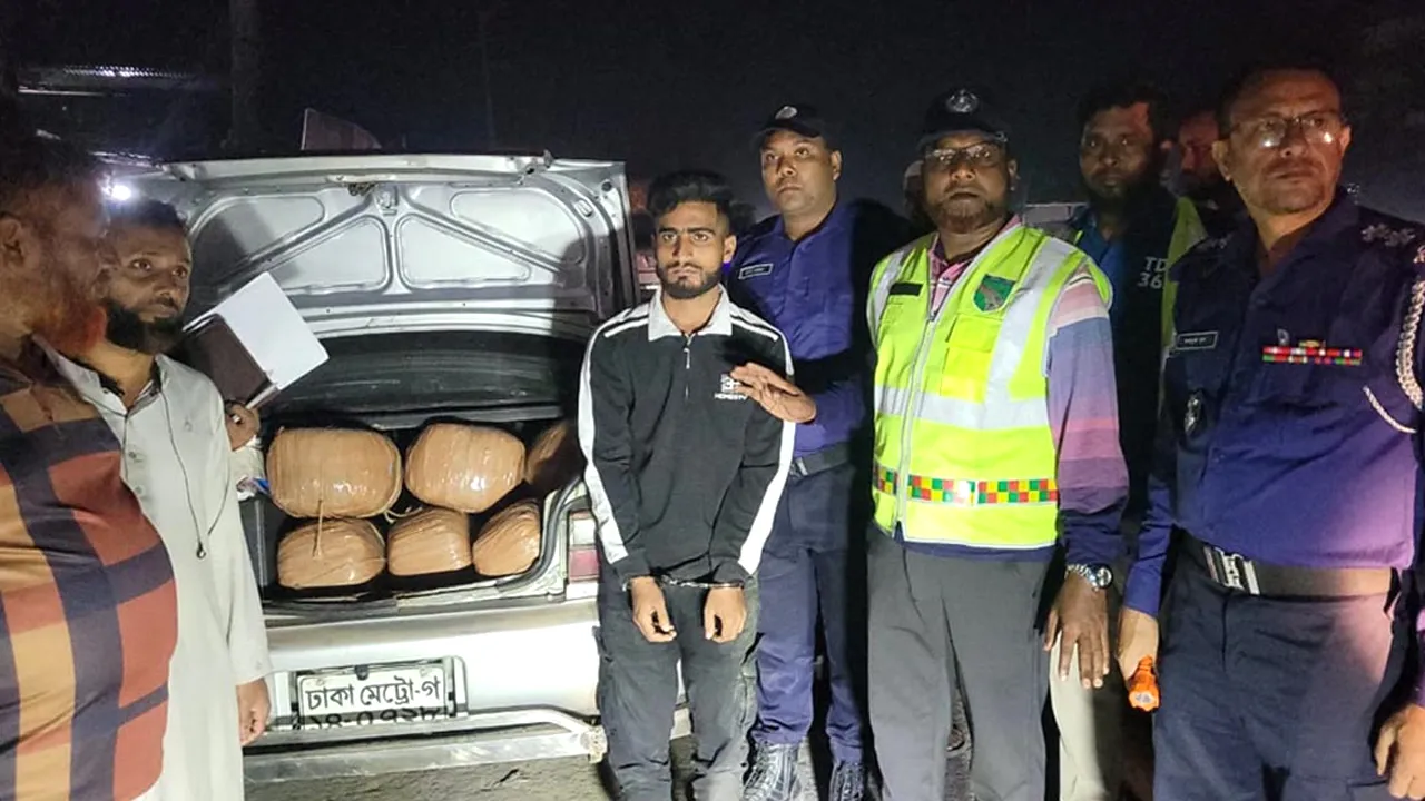 চান্দিনায় প্রাইভেটকার ভর্তি ৪০ কেজি গাঁজাসহ  আটক যুবক
