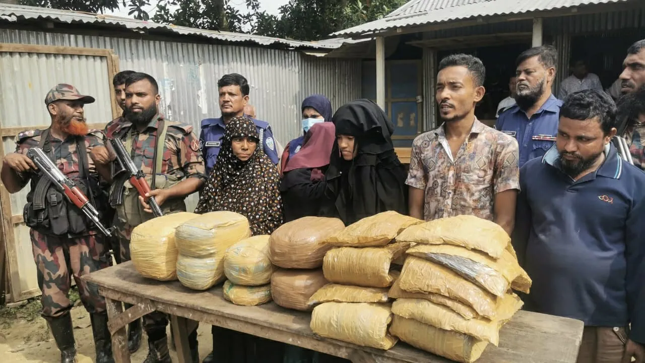 কুমিল্লায় মাদক পাচারকালে মা-মেয়েসহ আটক ৫