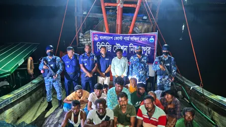 মহিপুরে অবৈধ ট্রলিং বোটসহ ১৪ জেলে আটক