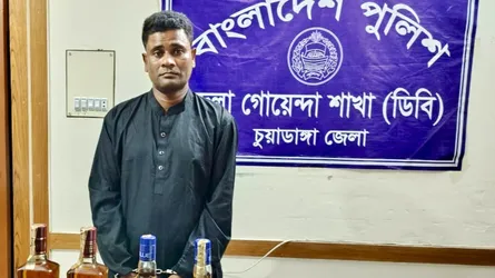 মদসহ বাংলাদেশে অবৈধ অনুপ্রবেশকালে ভারতীয় নাগরিক আটক
