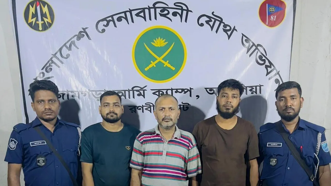আশুলিয়ায় যৌথবাহিনীর অভিযানে হাতকাটা টিপুসহ ২ সহযোগী গ্রেফতার