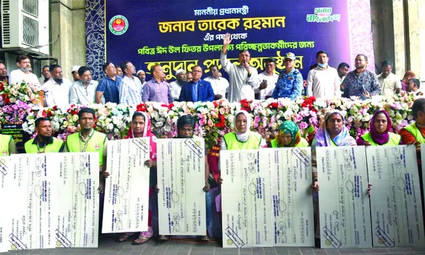 ডিএসসিসিতে ইমাম-মুয়াজ্জিন ও পরিচ্ছন্নতাকর্মীদের  মধ্যে প্রধানমন্ত্রীর ঈদ উপহার বিতরণ