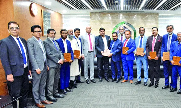 আল-আরাফাহ ইসলামী ব্যাংকে ২৫ বছরের বেশি সময় কর্মরতদের সংবর্ধনা