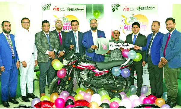 ইসলামী ব্যাংকের রেমিট্যান্স উৎসবে মোটরসাইকেল হস্তান্তর