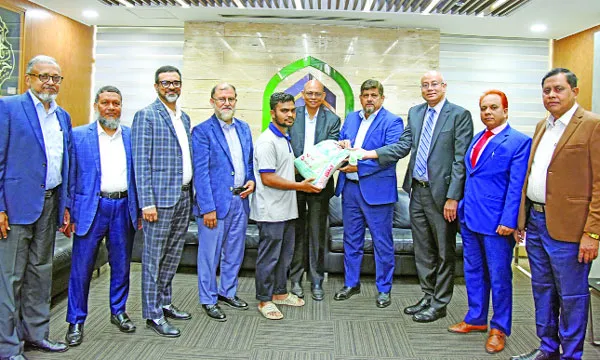আল-আরাফাহ্ ইসলামী ব্যাংকের সাব-স্টাফদের মধ্যে ইফতারসামগ্রী বিতরণ