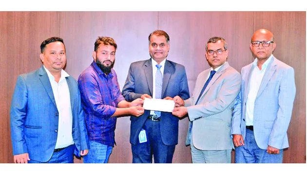 ব্লাড ক্যান্সার আক্রান্ত শাহিন মোল্যাকে আর্থিক সহায়তা প্রদান করল শাহ্জালাল ইসলামী ব্যাংক