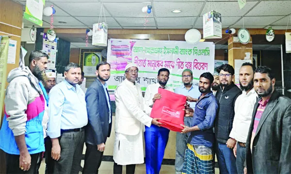 আল-আরাফাহ্ ইসলামী ব্যাংক আলিপুর শাখার উদ্যোগে শীতার্তদের মধ্যে কম্বল বিতরণ