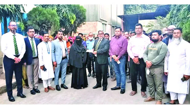 বেঙ্গল ইসলামী লাইফ কর্তৃক গোষ্ঠী তাকাফুল সুবিধার চেক প্রদান