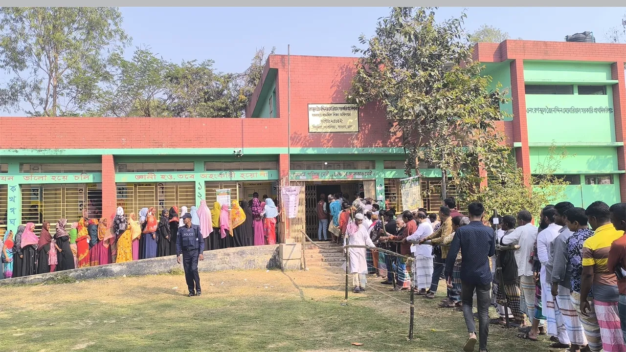 আশুলিয়ায় স্বতঃস্ফূর্তভাবে ভোট দিচ্ছে মানুষ