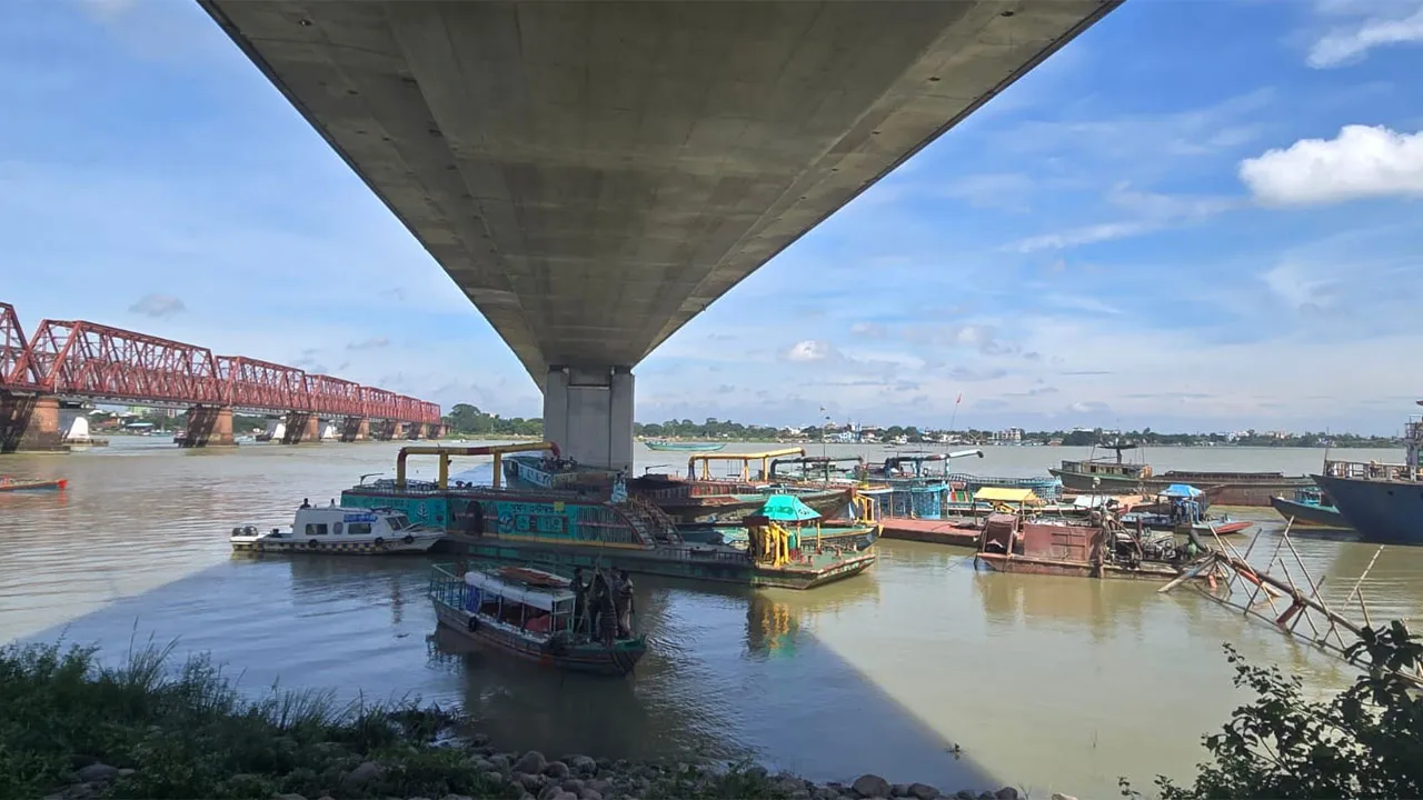 আশুগঞ্জে ভ্রাম্যমাণ আদালতের ওপর হামলা, ড্রেজার ছিনিয়ে নিলো সিন্ডিকেট