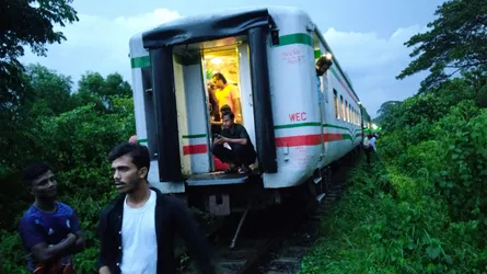 আশুগঞ্জে ট্রেনের বগি বিচ্ছিন্ন : সেতু ও ঝোঁপের ধারে আটকে দুর্ভোগে শত শত যাত্রী