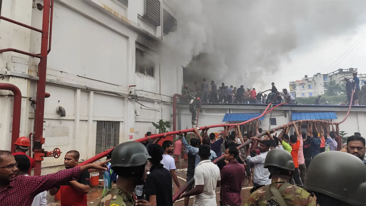 আশুলিয়ায় পোশাক কারখানায় আগুন, নিয়ন্ত্রণে ৯ ইউনিট