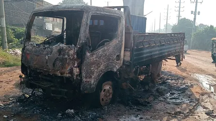 আশুলিয়ায় পিকআপভ্যানে আগুন