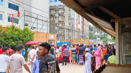 আশুলিয়ায় বকেয়া বেতনের দাবিতে শ্রমিকদের সড়ক অবরোধ