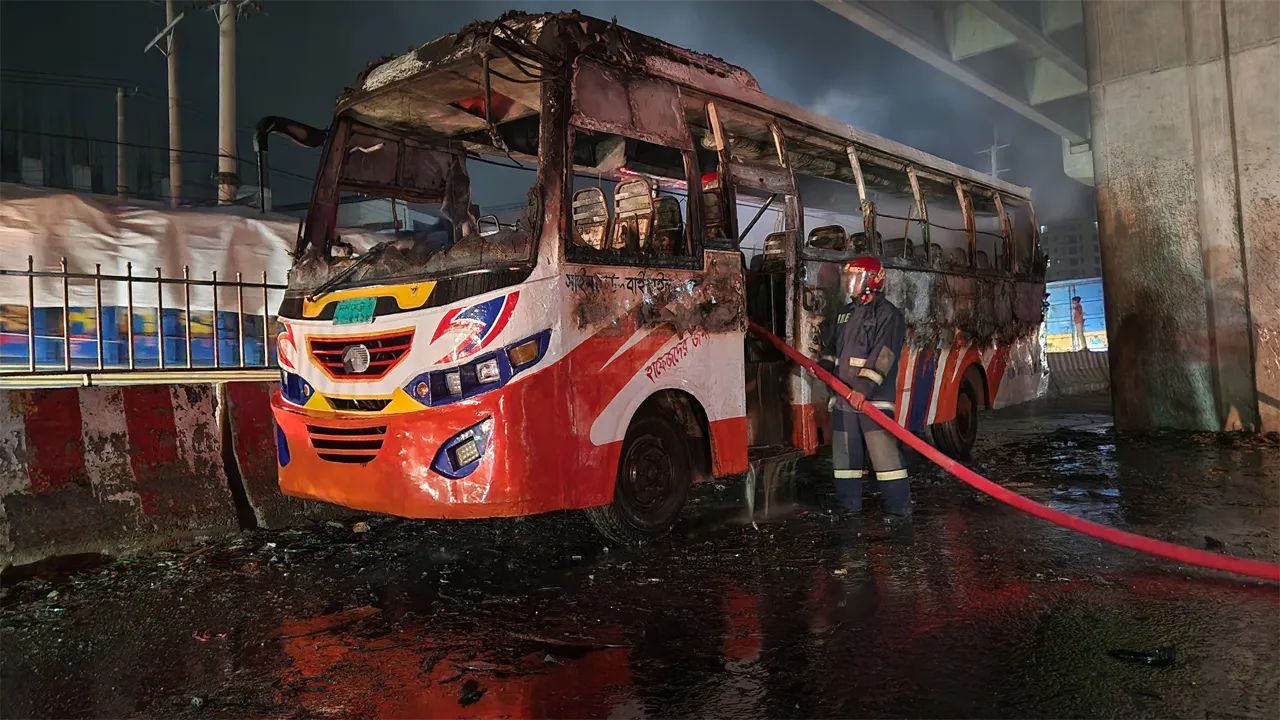 আশুলিয়ায় দাঁড়িয়ে থাকা বাসে আগুন
