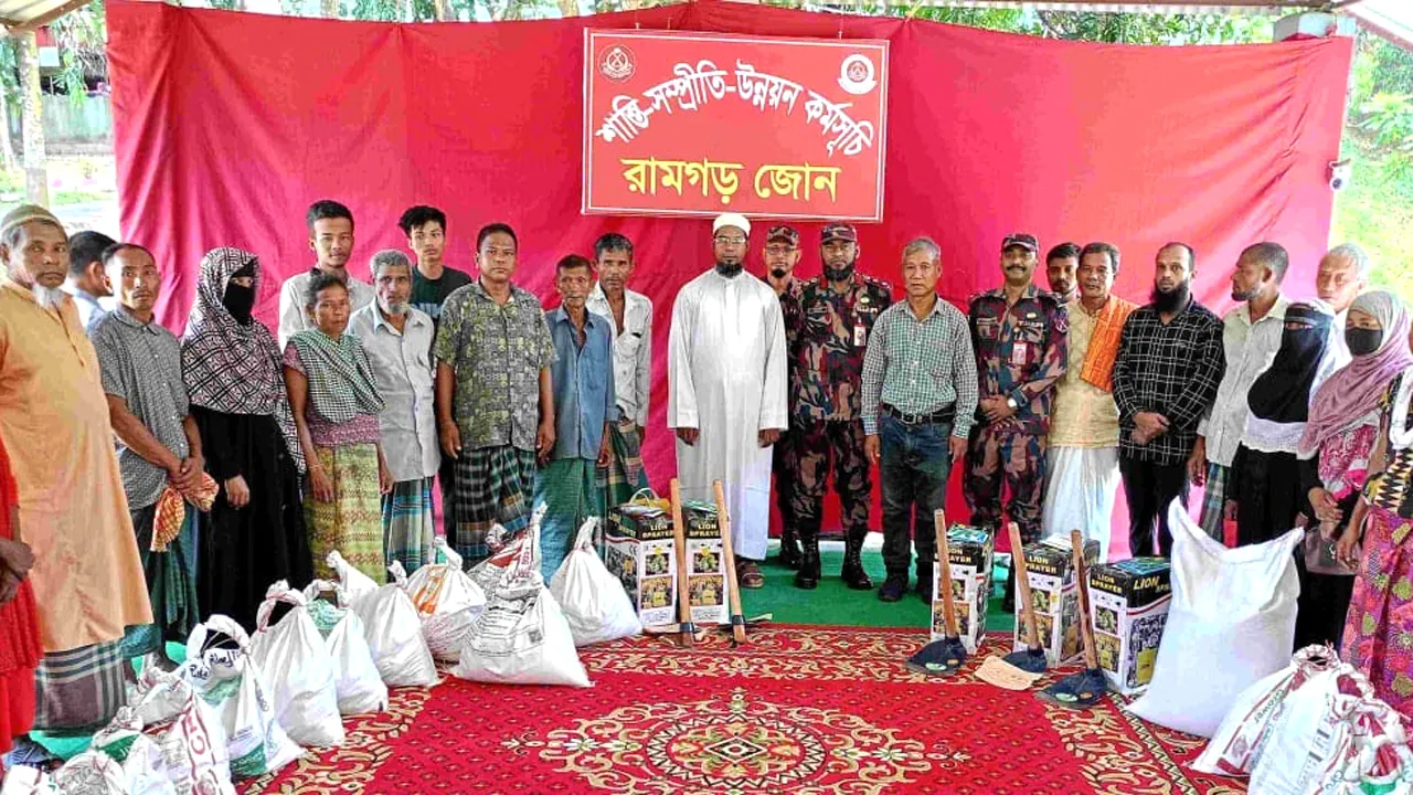 রামগড়ে সম্প্রীতি উন্নয়নে পাহাড়ি-বাঙালিদের মাঝে বিজিবির সহায়তা