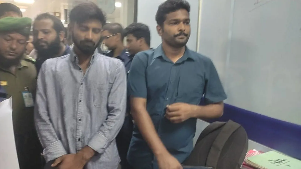 কক্সবাজার বিমানবন্দরে ক্রিকেট ব্যাটের ভেতরে ইয়াবা, আটক ২